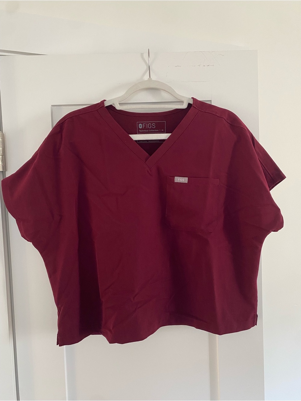Figs Arua Cropped V-Neck Scrub Top - Burgundy